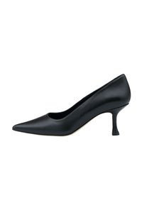 Scarpa col tacco alto in pelle nera con punta affusolata e tacco sottile, caratterizzata da un design unico e appiattito. Texture liscia, stile minimalista.