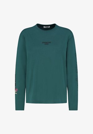 Langärmliges, türkisfarbenes Baumwoll-T-Shirt mit dem Aufdruck "SPARKLING LOVE" auf der Vorderseite und einem grafischen Design mit einer Figur und Text auf dem linken Ärmel.