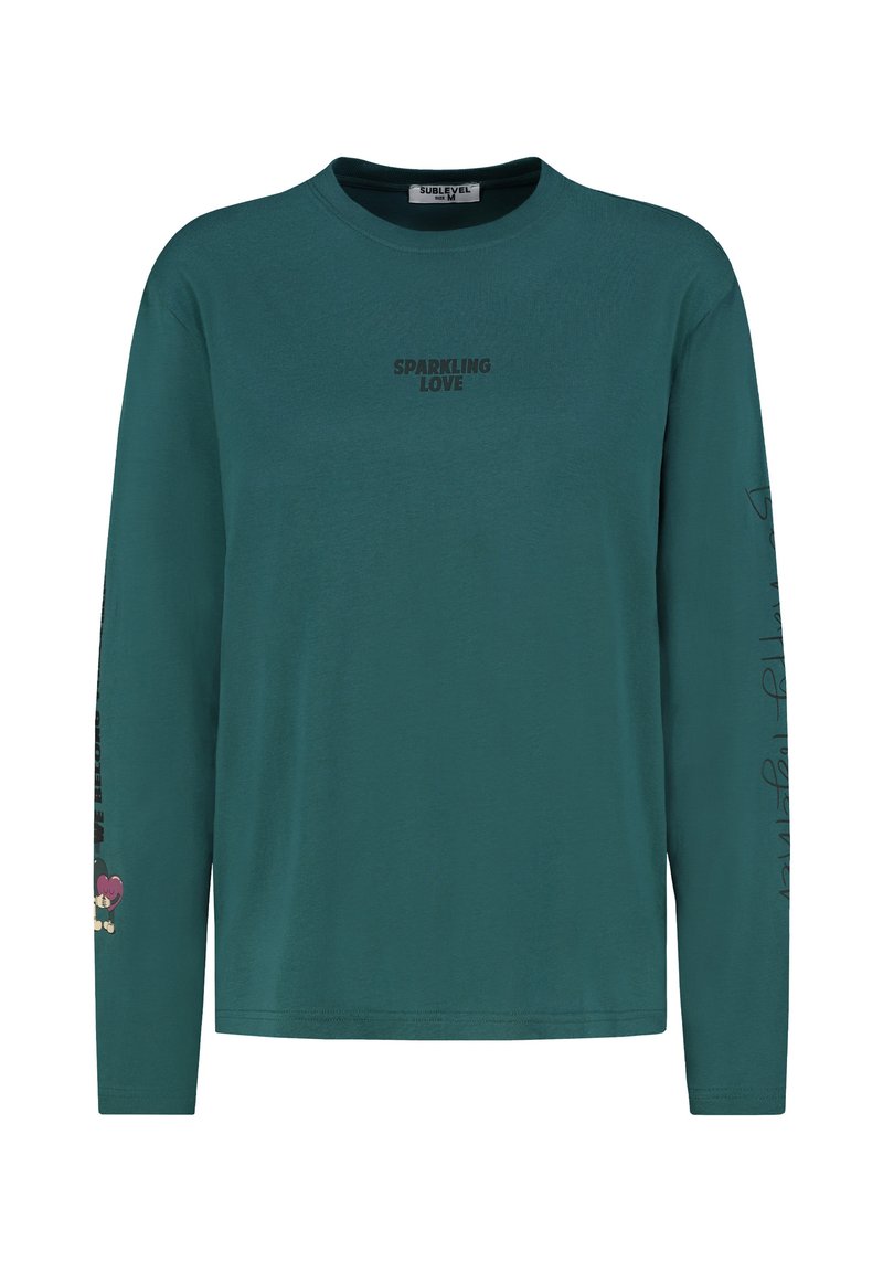 Langärmliges, türkisfarbenes Baumwoll-T-Shirt mit dem Aufdruck "SPARKLING LOVE" auf der Vorderseite und einem grafischen Design mit einer Figur und Text auf dem linken Ärmel.