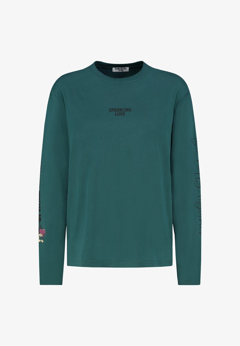 Langärmliges, türkisfarbenes Baumwoll-T-Shirt mit dem Aufdruck "SPARKLING LOVE" auf der Vorderseite und einem grafischen Design mit einer Figur und Text auf dem linken Ärmel.