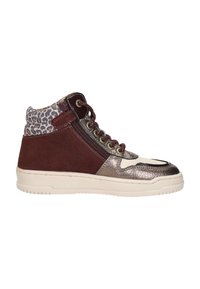 Hoge sneaker van bordeauxsuède, met metallic zilveren accenten en een kraag met luipaardprint. Voorzien van veters en een zijrits voor sluiting.