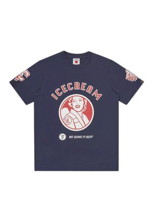 T-shirt bleu marine avec un visuel représentant une femme souriante dans un cercle, « ICECREAM » au-dessus et « WE SERVE IT BEST » en dessous de l’image.