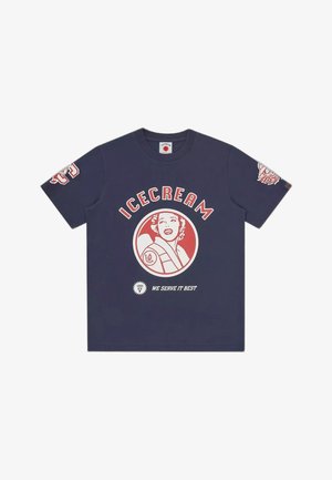 Marineblauw T-shirt met een afbeelding van een glimlachende vrouw in een cirkel, met "ICECREAM" erboven en "WE SERVE IT BEST" eronder.