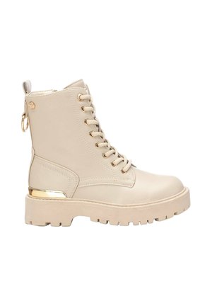 Bota de combate beige con cordones, suela gruesa con dibujo y acento metálico dorado en el talón, con cierre lateral y tira para tirar en la parte trasera.