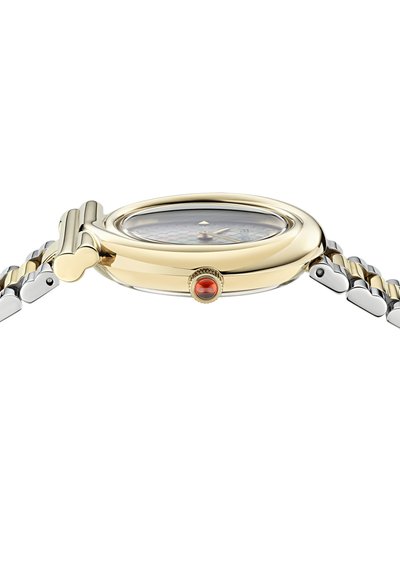 Zlata in srebrna ura z ovalno ohišjem, teksturirano številčnico in rdečim poudarkom na kroni. Ima kovinsko zapestnico z verižnimi povezavami.