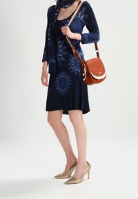 Desigual Pletené šaty - blue