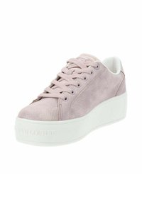 Sneaker rosa chiaro con tomaia texturizzata, lacci piatti e suola piatta bianca con logo in rilievo. Fodera interna liscia e colletto imbottito.