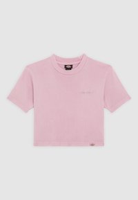 Světle růžový žebrovaný crop top s krátkými rukávy, kulatým výstřihem a malým vyšitým logem na levé části předního dílu. Štítek na boku.