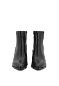 Stivaletti neri in pelle con punta affusolata, superficie liscia e cerniere laterali per indossarli facilmente. Caratterizzati da un design minimalista e una silhouette elegante.