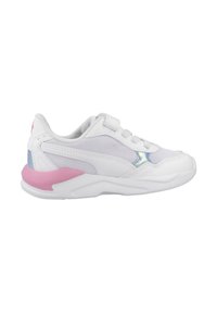 Zapatilla deportiva blanca con parte superior de malla, acentos en rosa y azul, puntera redondeada y cordones elásticos. Diseño ligero para comodidad y soporte.