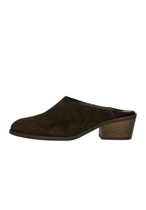 Tmavě hnědá semišová nazouvací bota s uzavřenou špičkou a nízkým blokovým dřevěným podpatkem, boční profil na bílém pozadí.