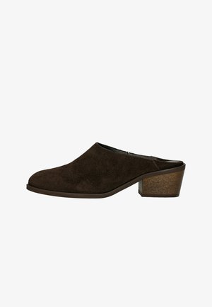 Ciemnobrązowy zamszowy but wsuwany z zamkniętym noskiem i niskim, drewnianym obcasem typu blok, widok z boku na białym tle.