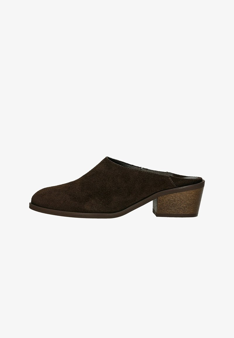 Σκούρο καφέ σουέντ παπούτσι τύπου slip-on με κλειστή μύτη και χαμηλό ξύλινο τακούνι, πλευρική όψη σε λευκό φόντο.