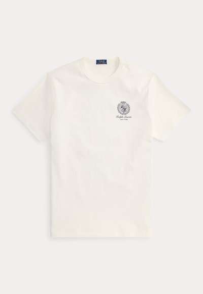 Weißes T-Shirt mit kurzen Ärmeln und Rundhalsausschnitt, mit kleinem schwarzem Ralph Lauren Wappen und Text auf der linken Brust.