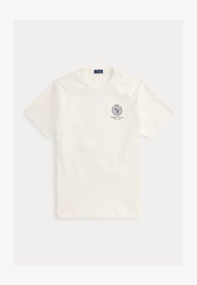Weißes T-Shirt mit kurzen Ärmeln und Rundhalsausschnitt, mit kleinem schwarzem Ralph Lauren Wappen und Text auf der linken Brust.