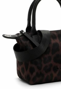 Petit sac à main avec imprimé léopard marron et noir, poignées noires et une bandoulière noire partiellement enroulée autour du bord supérieur.