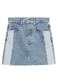 Jupe en jean mini avec un design en blocs de couleurs bleu clair et bleu foncé, ourlet effiloché, cinq poches et fermeture à bouton sur le devant.