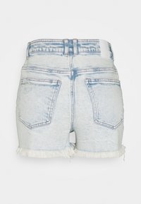 Světle modré džíny šortky s roztrhaným lemem, dvěma zadními kapsami a vysokým pasem. Vybledlá textura s jemnými detaily opotřebení.