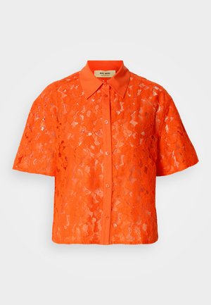 Oranje kanten blouse met korte mouwen, design met kraag en sluiting met knopen. Voorzien van een gestructureerd bloemenpatroon en een effen oranje kraag.