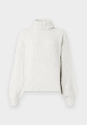 Maglione bianco lavorato a maglia con un alto collo a coste e maniche lunghe a palloncino. Texture morbida con un aspetto leggermente peloso.