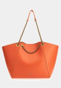 Bolso tote de piel sintética naranja con dos asas adornadas con cadenas, parte superior en forma de U y logotipo de la marca en relieve en la base. Textura suave.