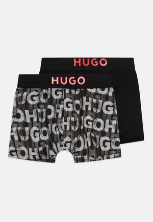 Boxers en noir et gris avec une taille élastique arborant un logo "HUGO" rouge ; une paire présente un design imprimé de lettres ; texture de tissu douce.