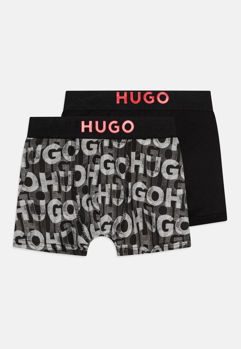 Zwarte en grijze boxershorts met een elastische tailleband met daarop het rode "HUGO" logo; één paar heeft een design met letters; zachte stoftextuur.
