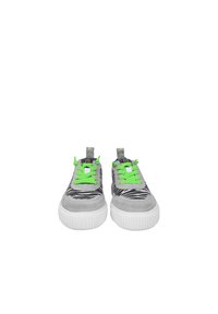 Sneaker in suede grigio con strisce nere a zebra, lacci verdi, suole in gomma bianca e linguetta imbottita per il comfort.