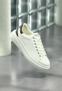 Sélectionné, white