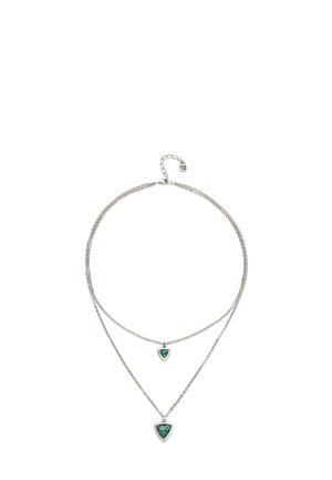 Collar de doble capa en tono plateado con dos colgantes triangulares de piedra preciosa verde, uno más pequeño que el otro, con un diseño de cadena delicada.