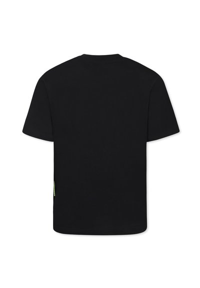 Zwarte t-shirt met korte mouwen van katoen. Ronde halslijn met een groene labelaccent aan de zijkant. Eenvoudig, effen ontwerp zonder graphics.