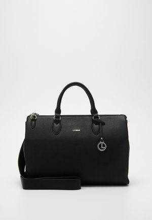 Sac à main en cuir noir avec une finition texturée, deux poignées supérieures, une bandoulière amovible et un accent logo en argent.