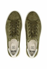 Baskets en daim vert olive avec des semelles en caoutchouc blanches, bout rond et lacets plats. Elles présentent un dessus doux et texturé ainsi qu'une semelle intérieure marquée.