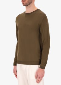 Maglione girocollo a maniche lunghe verde olive con polsini e orlo a coste, realizzato in un tessuto leggero e morbido.