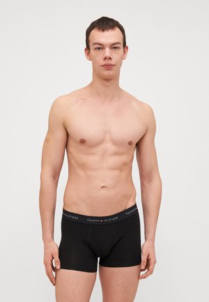 Boxers noirs en coton avec une ceinture avec logo, fabriqués dans un tissu extensible. Présentent une coupe ajustée et un design moderne.