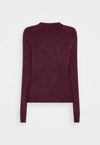 Pull en maille bordeaux avec un col rond, des manches longues et un ourlet ajusté. La texture semble douce et légèrement chinée.