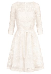 Robe en dentelle blanche, avec des manches trois-quarts, de la broderie florale, un corsage ajusté et une ceinture en satin amovible à la taille.