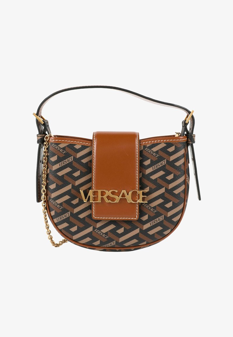 Petit sac à main Versace marron et noir à motifs avec plaque logo dorée, bandoulière en cuir et petit détail chaîne dorée.