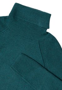 Maglione turchese lavorato a maglia con colletto alto a coste e polsini a coste. Presenta una texture morbida e una vestibilità comoda. Cuciture delle spalle arrotondate.