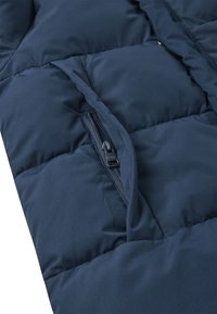 Giacca puffa navy realizzata in tessuto trapuntato, con una tasca con zip visibile sul davanti. Materiale morbido e isolato per garantire calore.