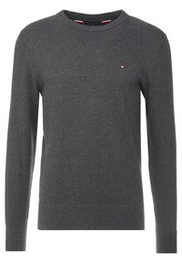 Pull gris en maille avec un col rond et des manches longues. Présente un petit logo rouge, blanc et bleu sur la poitrine gauche. Texture douce.