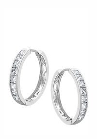 Boucles d'oreilles créoles en argent avec une rang�ée de cristaux transparents en forme rectangulaire et ronde sur le devant, avec une finition lisse et polie.