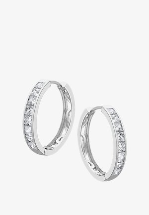 Boucles d'oreilles créoles en argent avec une rangée de cristaux transparents en forme rectangulaire et ronde sur le devant, avec une finition lisse et polie.