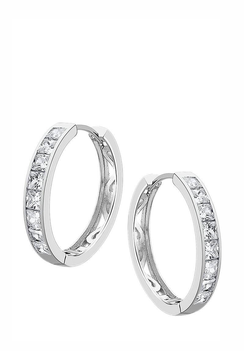 Boucles d'oreilles créoles en argent avec une rangée de cristaux transparents en forme rectangulaire et ronde sur le devant, avec une finition lisse et polie.