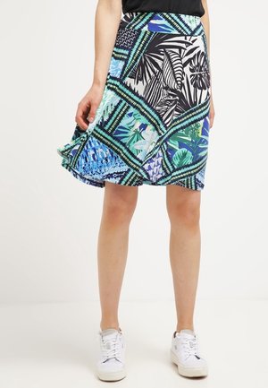 Une jupe évasée jusqu'aux genoux avec un motif floral géométrique multicolore mettant en valeur des accents verts, bleus et noirs. Fabrication en tissu léger.
