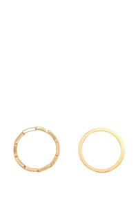 Guld hoops øreringe med to designs: en med et struktureret bambusmønster og en anden med en glat, poleret finish.