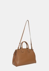 Borsa a tracolla in pelle marrone con doppi manici e tracolla rimovibile. Texture liscia, forma arrotondata, dettagli in metallo dorato.