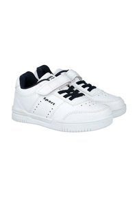 Zapatillas deportivas blancas con acentos negros, con cuello acolchado, diseño perforado para transpirabilidad, que cuentan con cordones y una correa de Velcro.