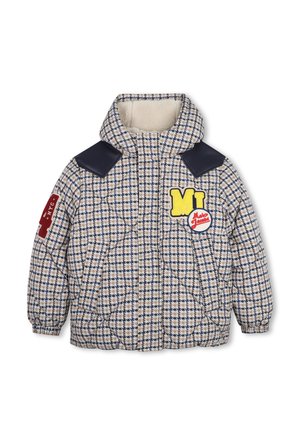 Veste matelassée avec un motif à carreaux bleu et beige, des patchs noirs aux épaules, un patch jaune "M" et un patch rouge "NYC" sur la manche.