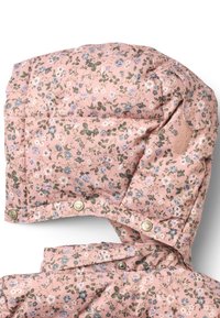 Różowa kurtka w kwiaty z pikowanym wzorem, ozdobiona małymi kwiatami w odcieniach fioletu, niebieskiego i zielonego. Zapięcie na metalowe zatrzaski u dołu.